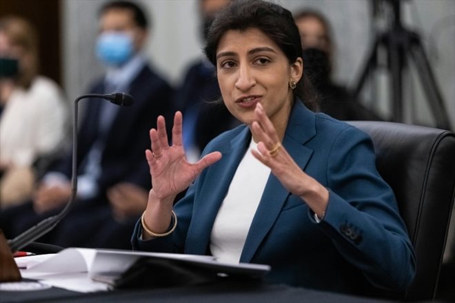 La présidente de la Federal Trade Commission (FTC) Lina Khan, lors d'une audition au Sénat le 21 avril 2021 à Washington