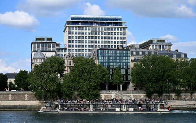 Boulevard Morland, à Paris, l'immeuble des années 60 qui abritait la préfecture et des services municipaux désormais réaménagé, le 5 mai 2022
