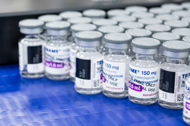Des flacons du vaccin AstraZeneca contre le Covid-19 sur une ligne de production, le 8 février 2022 à Södertälje, en Suède