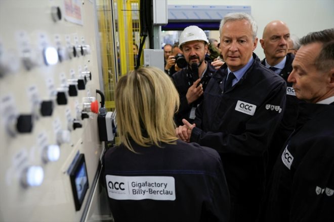 Le ministre de l'Economie Bruno Le Maire lors de sa visite de l'usine Automotive Cells Company (ACC), à Billy-Berclau dans le Pas-de-Calais, le 30 mai 2023