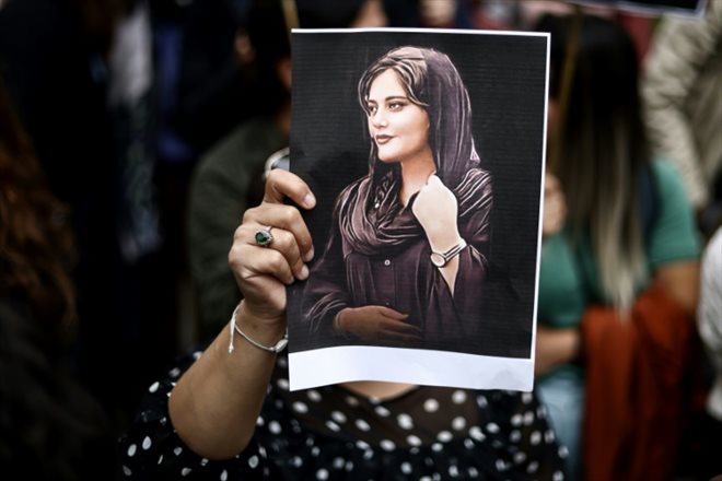 Un portrait de l'Iranienne Mahsa Amini, lors d'une manifestation de soutien au mouvement de contestation en Iran, le 23 septembre 2022 à Bruxelles