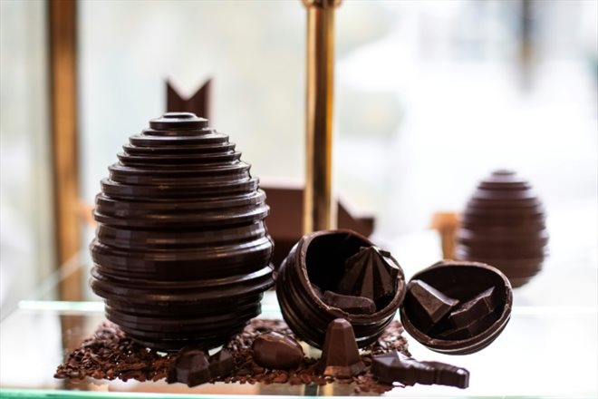 Des œufs en chocolat exposés dans l'une des chocolateries du chef français Alain Ducasse, le 13 mars 2024 à Paris