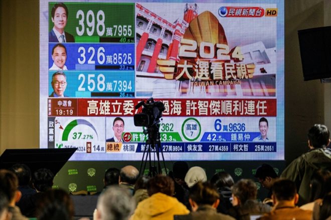 Un écran montre le décompte des voix devant le siège du Parti démocrate progressiste (DPP), lors de l'élection présidentielle à Taïwan, le 13 janvier 2024 à Taipei