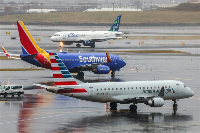 Un airbus A320 de la compagnie jetBlue, un Boeing 737 de la compagnie Southwest Airlines, et un Airbus A319 de la compagnie American Airlines à l'aéroport LaGuardia de New York, le 9 janvier 2024