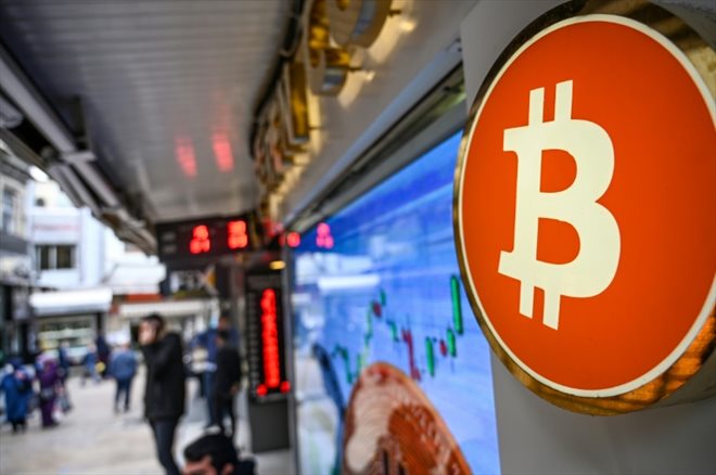 Les grandes entreprises avancent à tâtons sur le terrain des cryptomonnaies