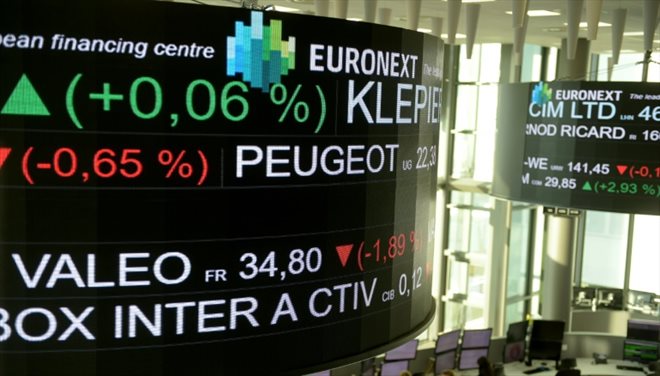 La salle de contrôle d'Euronext, société qui gère la bourse de Paris, à la Défense, le 21 novembre 2019