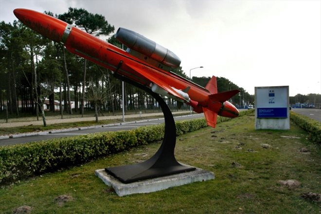 Un missile du type C22 à l'entrée du C.E.L.M à Biscarrosse dans les Landes le 10 décembre 2007