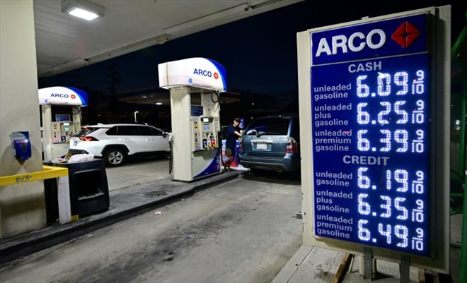 Les prix des carburants affichés dans une station-service de Monterey Park, le 22 juin 2022 en Californie