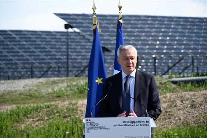 Le ministre de l'Economie Bruno Le Maire en visite au parc photovoltaïque La Fito, à Manosque, le 5 avril 2024 dans les Alpes-de-Haute-Provence