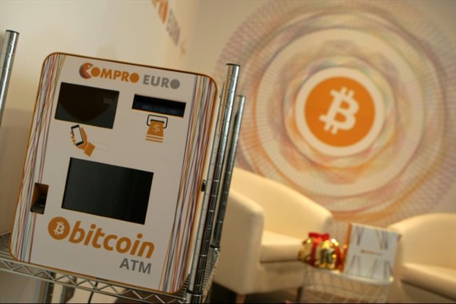 Un distributeur de bitcoins à Rovereto, en Italie, le 11 décembre 2017