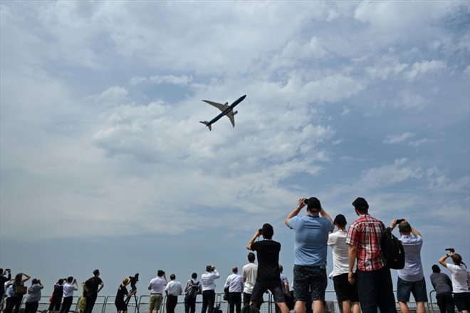 Un Boeing 777X dans le ciel de Farnborough au Royaume-Uni, le 18 juillet 2022