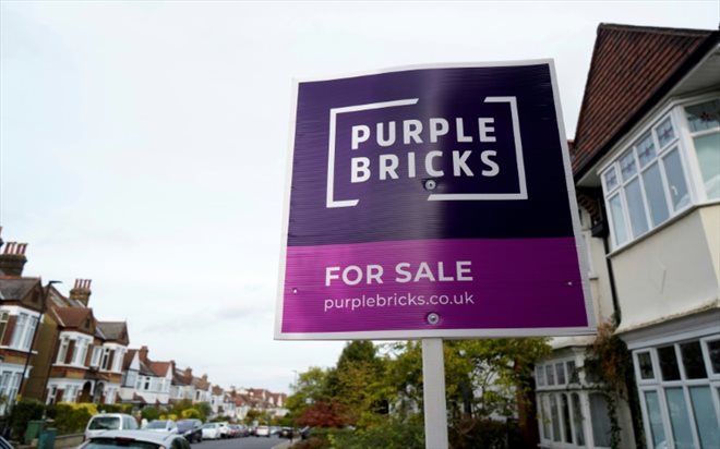 Un panneau à vendre planté par une agence immobilière devant des résidences dans le sud de Londres le 3 octobre 2022                          
