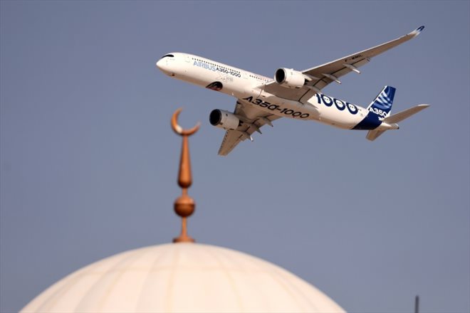 Un Airbus A350-1000 lors du salon aéronautique de Dubaï 2023 à l'aéroport international Dubai World Central - Al-Maktoum, le 14 novembre 2023