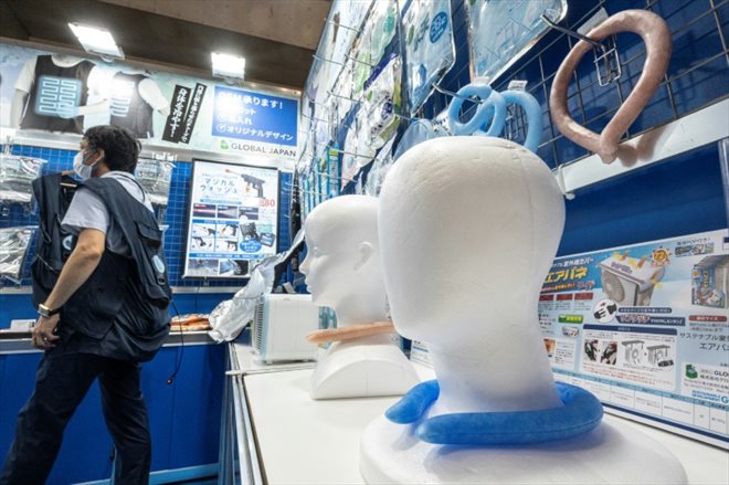 Des tubes coloérs à placer glacés sous la nuque pour se rafraîchir pendant des épisodes de fortes chaleurs, exposés à Tokyo, le 27 juillet 2023
