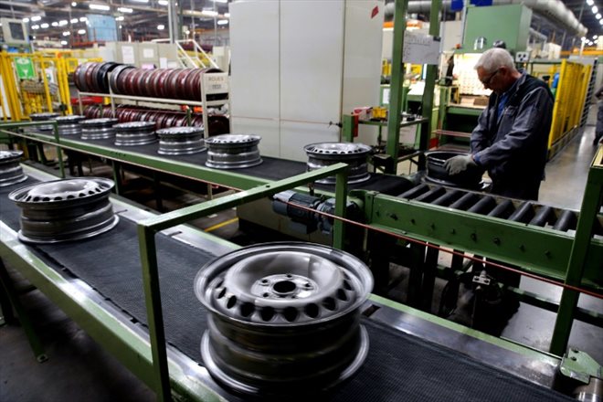 Un employé de l'usine de roues Accuride, le 30 novembre 2022 à La Chapelle-Saint-Luc, près de Troyes, dans l'Aube