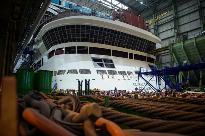 Le Global Dream, 342 mètres, un des plus gros bateaux de croisière, encore inachevé, le 26 janvier 2022