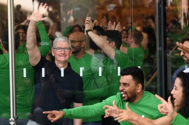 Le PDG d'Apple Tim Cook lors de l'ouverture à Bombay, le 18 avril 2023, du premier magasin du groupe américain en Inde