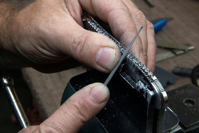 Un artisan façonne un couteau traditionnel Laguiole à la coutellerie Fontenille Pataud, le 12 mai 2022 à Thiers