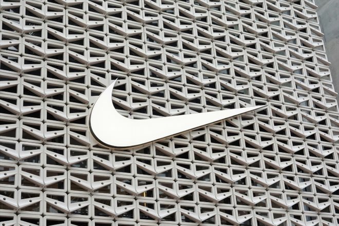 Le logo de Nike, le 21 décembre 2021, à Miami, en Floride