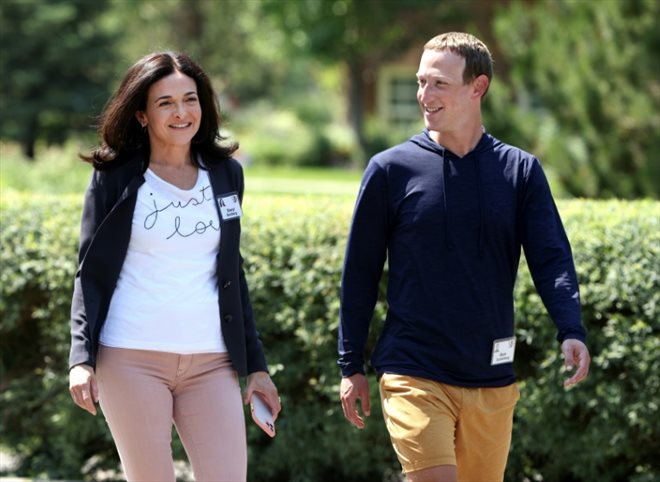 Sheryl Sandberg aux côtés de Mark Zuckerberg lors d'une conférence dans l'Idaho, aux Etats-Unis, le 8 juin 2021