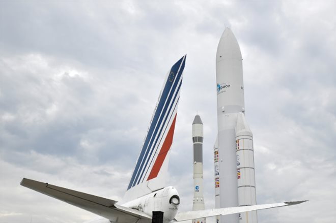 Un avion Air France à côté de maquettes des fusées Ariane 1 et Ariane 5, au salon international aéronautique et de l'espace à l'aéroport Paris-Le Bourget, le 18 juin 2023