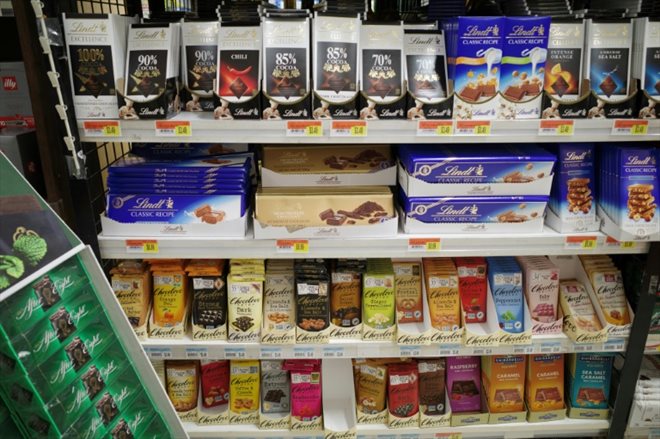 Des barres de chocolat sont disposées sur les étagères d'un supermarché local à Washington, le 27 mars 2024