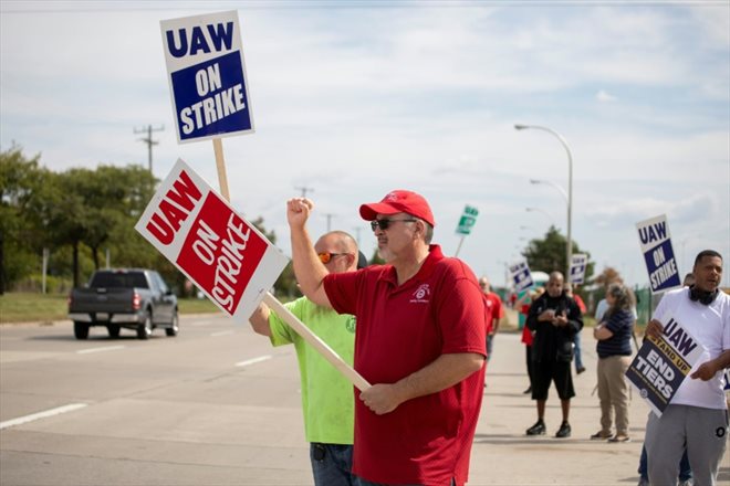 Des salariés en grève rassemblés devant l'usine d'assemblage de Ford à Wayne, dans le Micchigan, le 16 septembre 2023