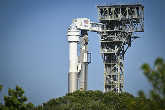 La fusée Atlas V de United Launch Alliance (ULA) transportant le vaisseau spatial Starliner de Boeing au Centre spatial Kennedy à Cap Canaveral, le 3 juin 2024 en Floride