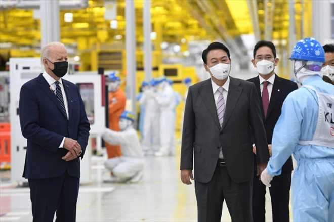 Les présidents américain Joe Biden (g) et sud-coréen Yoon Suk-yeol visitent une usine de semiconducteurs Samsung à Pyeongtaek, dans les environs de Séoul, le 20 mai 2022