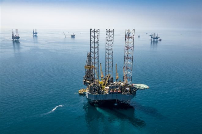 Une plateforme pétrolière offshore du géant saoudien Saudi Aramco au large de Dhahran, dans l'est du pays, le 20 mars 2018