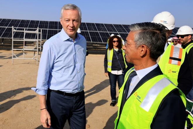 Le ministre français de l'Eonomie Bruno Le Maire (g) visite la centrale solaire Al Dhafra à Abou Dhabi, le 31 janvier 2023
