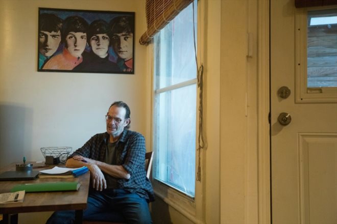 Jean-François Raymond dans son appartement, le 15 mars 2023 à Montréal, au Québec