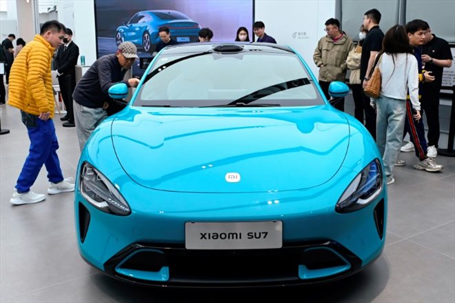 Une voiture électrique Xiaomi SU7 dans un magasin Xiaomi, à Pékin le 26 mars 2024