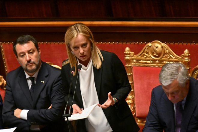 Giorgia Meloni, entourée de Matteo Salvini (g) et Antonio Tajani (d), au Sénat à Rome, le 26 octobre 2022