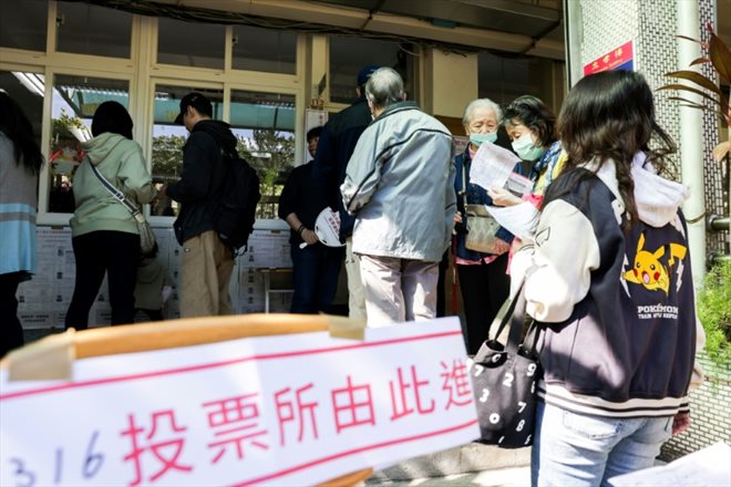 Des électeurs taïwanais attendent pour voter à la présidentielle, le 13 janvier 2023 à Taipei