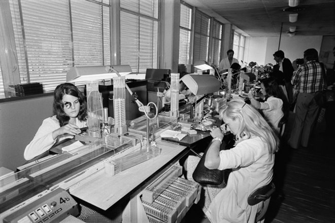 Des employées de l'horloger Lip travaillent sur l'assemblage et le contrôle qualité des montres, en juin 1974 à Besançon