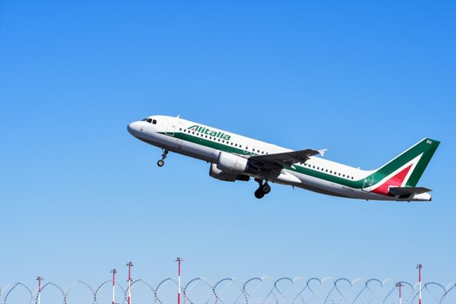 Un Airbus A320 portant encore les couleurs d'Alitalia, à son décollage de l'aéroport Rome-Fiumicino, le 15 octobre 2021