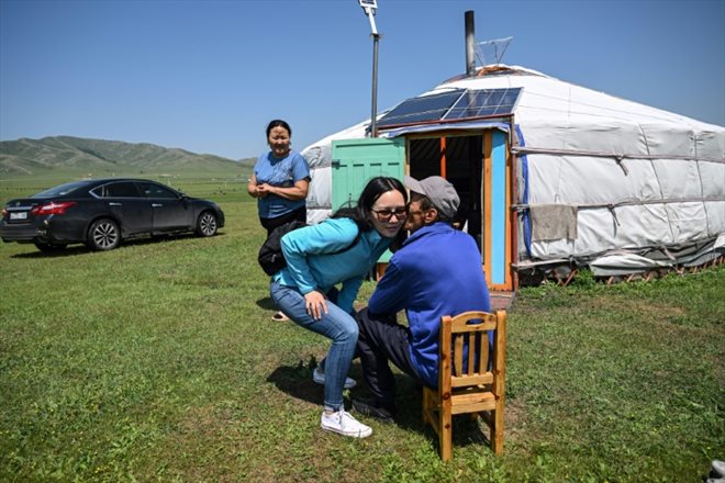 Bat-Erdene Khulan, habitante d'Oulan-Bator, en visite chez ses parents dans la steppe à Batsumber au nord de la capitale, le 30 juin 2024