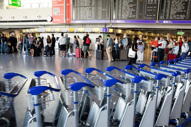 Des voyageurs font la queue pour changer leurs billets d'avion à l'aéroport de Francfort lors d'une grève des pilotes de la Lufthansa, le 2 septembre 2022 en Allemagne