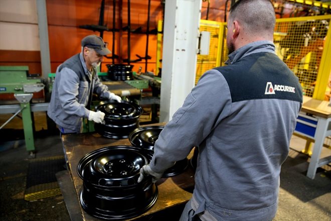 Des employés de l'usine de roues Accuride, le 30 novembre 2022 à La Chapelle-Saint-Luc, près de Troyes, dans l'Aube