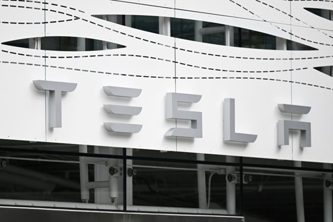 Le logo de Tesla figure à l'extérieur d'un point de vente de l'entreprise, à Santa Monica, en Californie, le 20 mars 2023