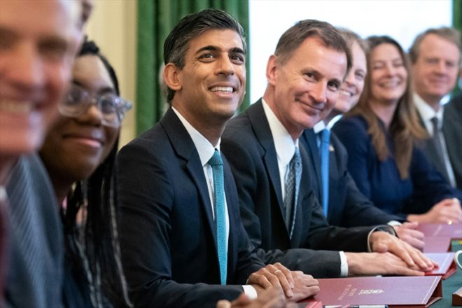 Le Premier ministre britannique Rishi Sunak avec à sa gauche le chancelier de l'Echiquier britannique Jeremy Hunt le 26 octobre 2022 lors de la première réunion du nouveau cabinet britannique