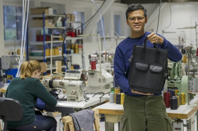 Davy Dao, fondateur de la marque textile Dao, montre un sac en cuir végétal de lin au siège de l'entreprise à Maxeville, le 23 novembre 2023 en Meurthe-et-Moselle
