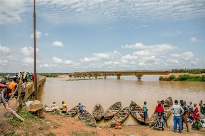 Des passagers bloqués attendent de pouvoir traverser le fleuve et passer au Niger à Malanville, au Bénin, le 18 septembre 2023