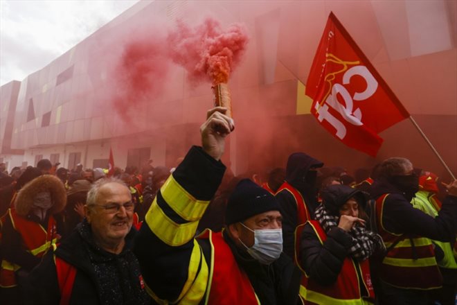 Electriciens et gaziers de la CGT mènent une action au Stade de France à Saint-Denis, près de Paris, le 9 mars 2023 pour protester contre la réforme des retraites