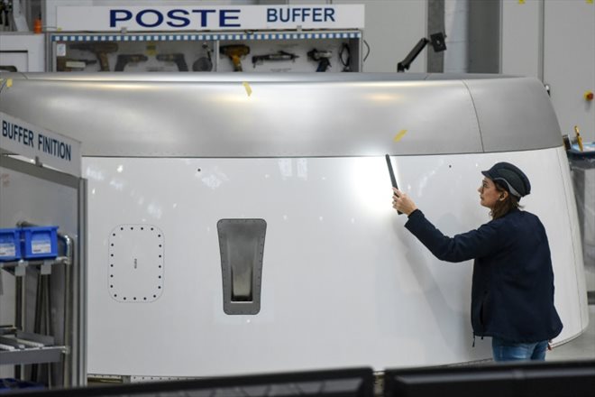 Une employée d'Airbus fait des vérifications d'étanchéité sur un A350, dans l'usine de Bouguenais (Ouest de la France), le 29 février 2024