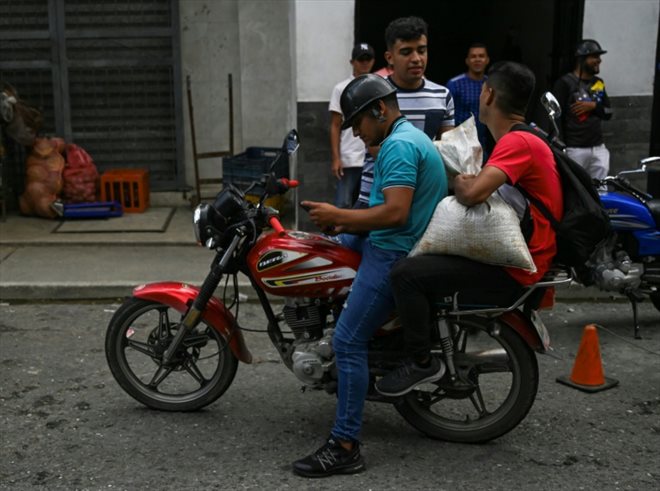 Des motards transportent du café le 1er juillet 2024 à Biscucuy, dans l'ouest du Venezuela