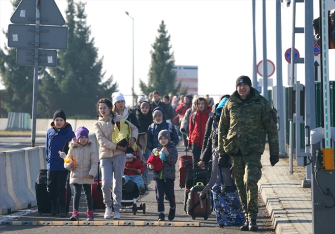 Des femmes et des enfants ukrainiens arrivent en Pologne au poste de frontière de Korczowa-Krakovets, deux jours après l'invasion russe en Ukraine, le 26 février 2022