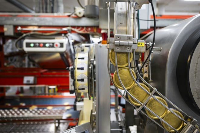 Une ligne de production de snus à l'usine Swedish Match, le 17 octobre 2023 à Göteborg, en Suède