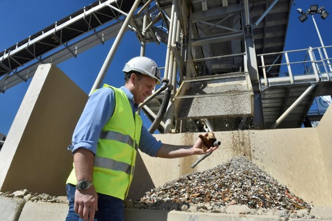 Jean Vaills, président du groupe Vaills, explique le recyclate des déchets du BTP, à l'usine Recycat66, le 3 mai 2023 à Baho, dans les Pyrénées-Orientales 